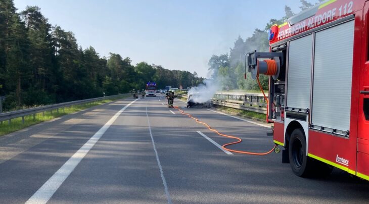 Um die Löscharbeiten kümmerten sich die Ehrenamtlichen der Altdorfer Feuerwehr.