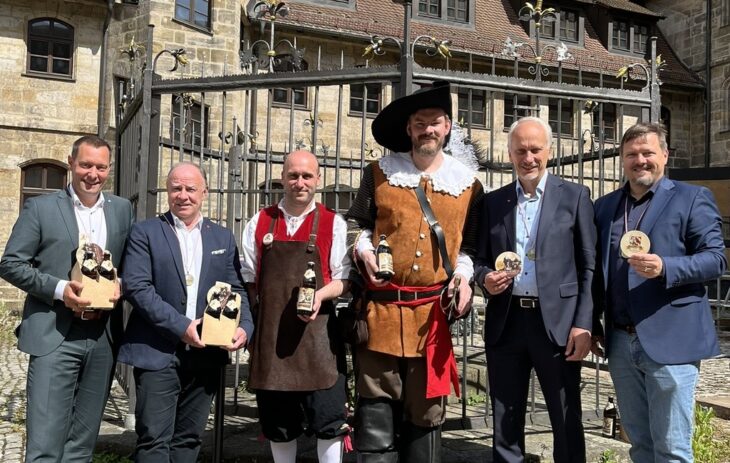 Auf gelingende Festspiele! Von links: Armin Kroder, Herrmann Vogel, Leiter des Sparkasse-Beratungscenters Altdorf-Leinburg, Michael Rötzer und Jan Andree vom Festspielvereins, Dr. Jonathan Daniel und Martin Tabor.