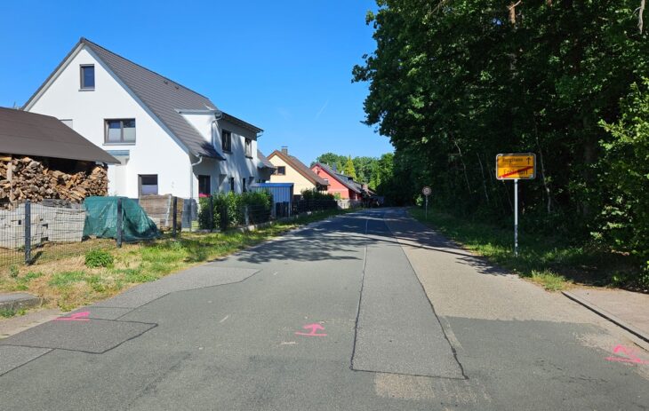 Am Ortsausgang von Ezelsdorf beginnen am Dienstag, 8. Juli, die Bauarbeiten der Straßensanierung.