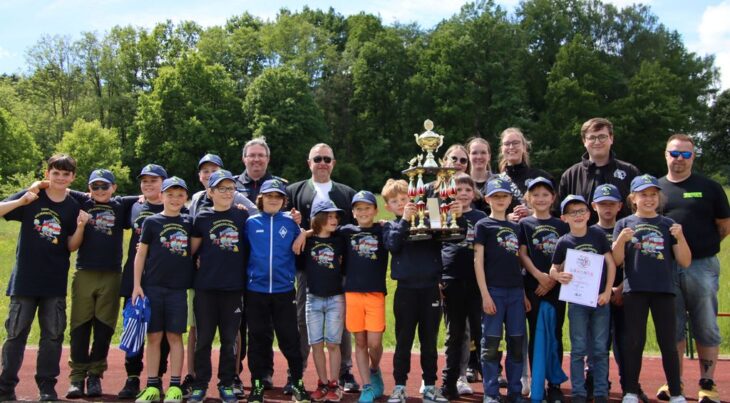 Der Ottensooser Feuerwehrnachwuchs holte den heiß begehrten Pokal für die beste Mannschaft – er setzte sich gegen elf weitere Kinderfeuerwehren durch.