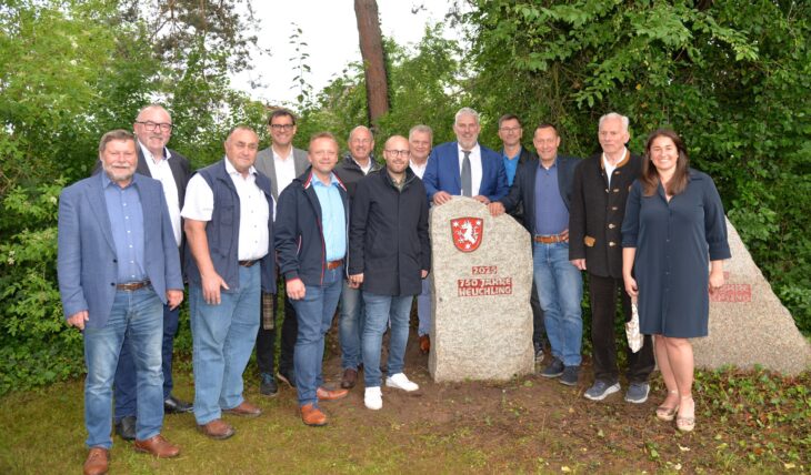 Der Bundestagsabgeordnete Ralph Edelhäußer (4. von links), der Landtagsabgeordnete Felix Locke (7. von links), Landrat Armin Kroder (3. von rechts), Laufs Bürgermeister Thomas Lang (5. von rechts), seine Stellvertreterin Nina Bezold (rechts), Altbürgermeister und Ortssprecher Manfred Scheld (2. von rechts) mit Mitgliedern des Laufer Stadtrats vor den beiden Jubiläums-Gedenksteinen.