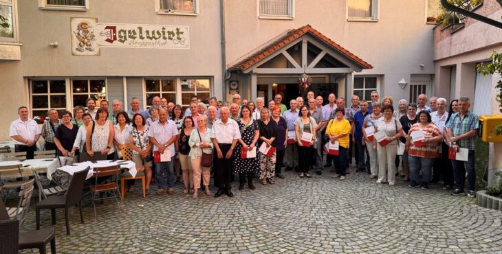 Im Rahmen der Blutspenderehrung in Schnaittach-Osternohe wurden zahlreiche engagierte Spender für ihre 50 Blutspenden ausgezeichnet.