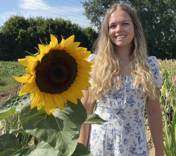 „Die Sprache der Blüten“ ist das Thema der ersten Kunstausstellung zum Blumenfest mit Blumenkönigin Emily Schätz.
