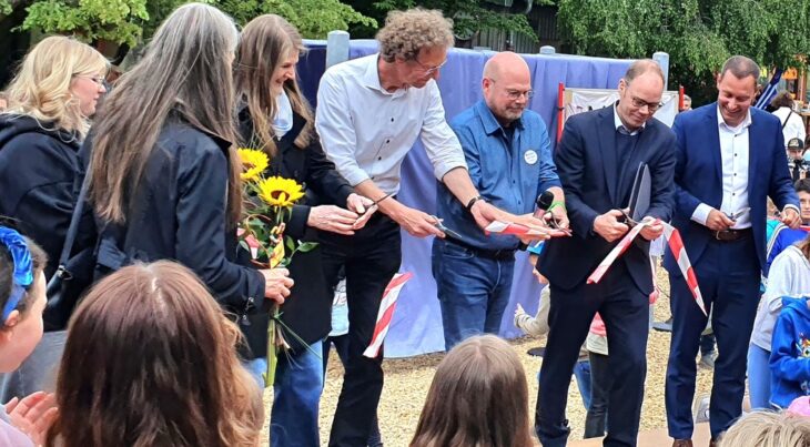 Ein Ort von Freude, Kreativität und Gemeinschaft: Beim Schulfest der Richard-Glimpel-Schule weihten Ulrike Knienieder-Glimpel, Cornelia Pompe-Glimpel, Architekt Norman Riede, Schulleiter Heiko Sauer, Regierungsschulrat Christian Graßinger und Landrat Armin Kroder den neuen Pausenhof ein (von links).