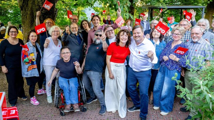 Die SPD steht hinter ihm: Martin Tabor (weißes Hemd) kandidiert bei der Kommunalwahl 2026 erneut als Bürgermeister der Stadt Altdorf.