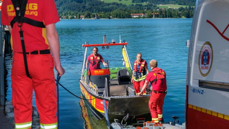 Rettungsboot der DLRG am Tegernsee.