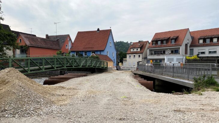 Die Sanierung der in die Jahre gekommenen Fußgängerbrücke am Chotieschauer Weg/Obermühlweg hat bereits begonnen. Der Freistaat unterstützt den Bau mit 700.000 Euro.