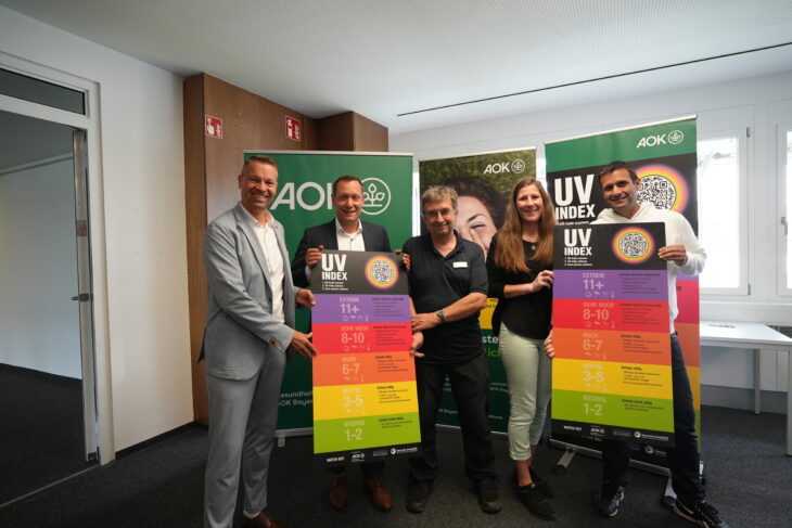 Von links: Claus Eitel (Direktor AOK Mittelfranken), Landrat Armin Kroder, Apotheker Dr. Ralf Schabik, Katharina Eichenmüller (Geschäftsstellenleiterin Gesundheitsregionplus) und Norbert Vogel (Teamleiter Markt und Gesundheit AOK) mit den neuen UV-Index-Tafeln.