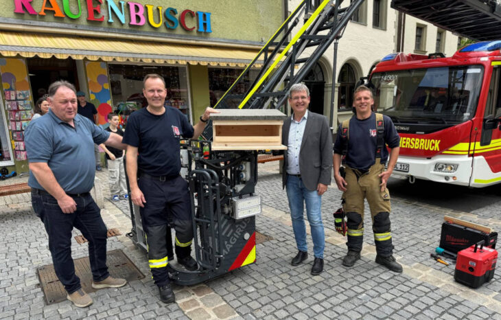 Thomas Prechtel vom Bauamt, Feuerwehrkommandant Armin Steinbauer, Bürgermeister Robert Ilg und Gerätewart Jochen Weinmann (von links) mit dem Nistkasten für Turmfalken.