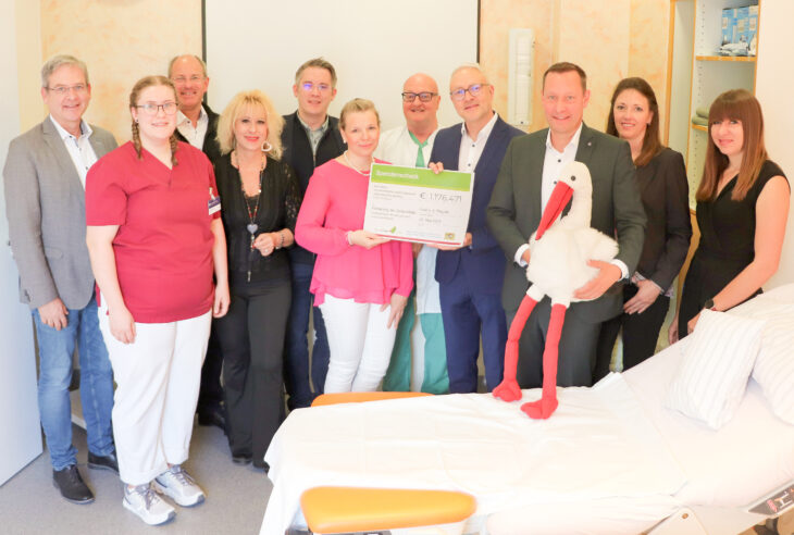 Scheckübergabe im Kreißsaal. Im Bild von links: Robert Ilg, erster weiterer Stellvertreter des Landrats, Fraktionssprecher der Kreistagsfraktion der Freien Wähler und Bürgermeister von Hersbruck, Hebamme Paula Walter, Benedikt Bisping, Sprecher der Kreistagsfraktion Bündnis 90/Grüne, Andrea Lipka, Sprecherin der SPD-Kreistagsfraktion, Thomas Ritter, Fraktionssprecher der CSU-Kreistagsfraktion, Sibylla Schwarz-Sow, Leitende Hebamme, Chefarzt Dr. Valentin Klant, Geschäftsführer Marco Zipfel, Landrat Armin Kroder, Sarah Lettenbauer, stellvertretende Klinikpflegedienstleitung und Annika Steiner, Pflegerische Stationsleitung.