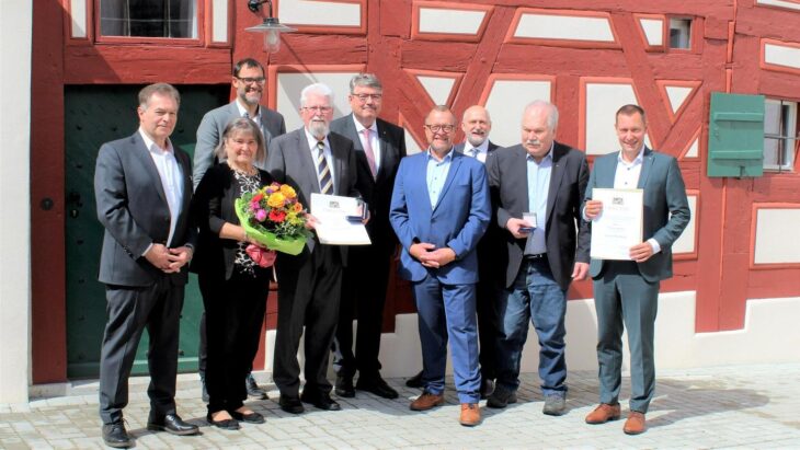 Engelthals Bürgermeister Günther Rögner, Lilly Liebel, Bundestagsabgeordneter Ralph Edelhäußer, Heini Liebel, Wolfgang Neukirchner, Leiter des Amts für Ländliche Entwicklung Mittelfranken, Kirchensittenbachs Bürgermeister Klaus Albrecht, Abteilungsleiter Ingo Steinbrecher, Werner Sperber und Landrat Armin Kroder haben sich im Frühmesserhaus in Kirchensittenbach getroffen, um zwei aus ihren Reihen besonders zu ehren (von links).