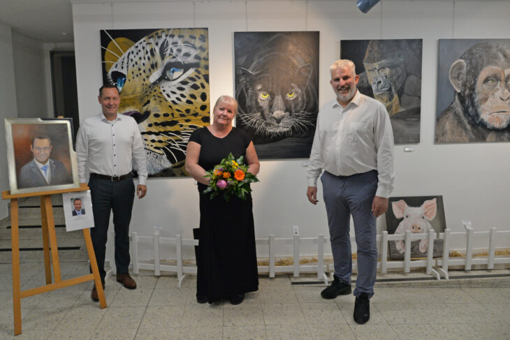 Malerin Manuela Zach mit Landrat Armin Kroder (links) und Bürgermeister Thomas Lang bei der Vernissage.