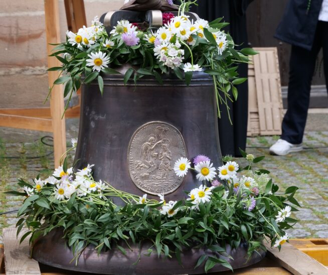 Seit Sonntag erklingt die neue Taufglocke in Feucht.