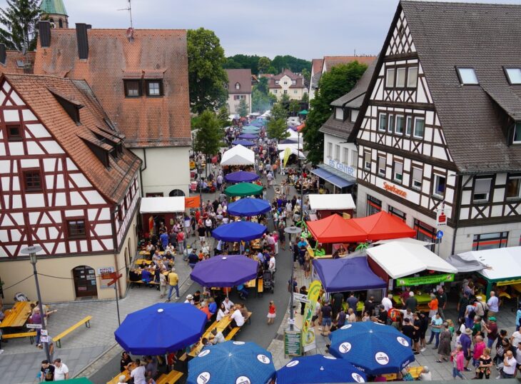 Gut besucht: ein Blick von oben auf das Bürgerfest der Marktgemeinde Feucht im Jahr 2023.