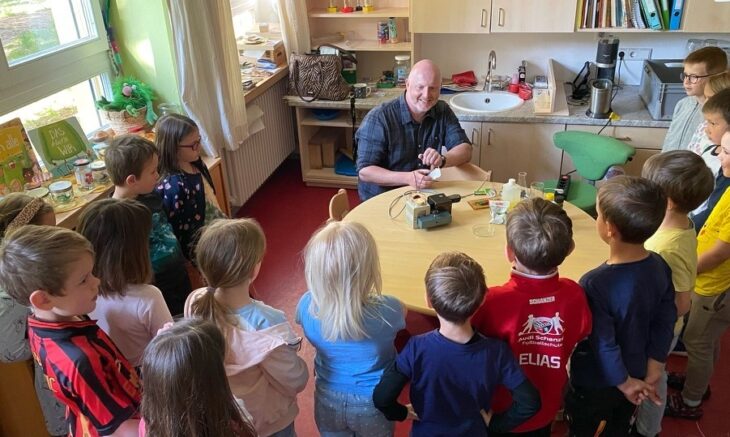 Der Kindergarten Osternohe hatte Klaus Fröhlich und Schülerinnen des Hersbrucker Gymnasiums zu Gast zum gemeinsamen Forschen.