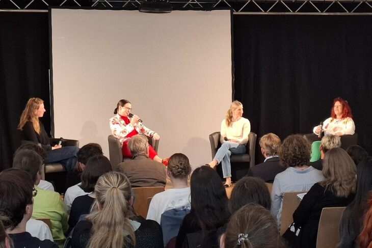 Svenja Gläßge-Winter, Anja Wirkner, Nadja Schaffelhofer, Elke Schmidt (von links) bei der Podiumsdiskussion.