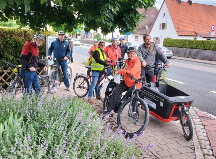 Bei der Ortsberadlung in Schwarzenbruck haben die Teilnehmer kritische Verkehrssituationen in Augenschein gekommen.