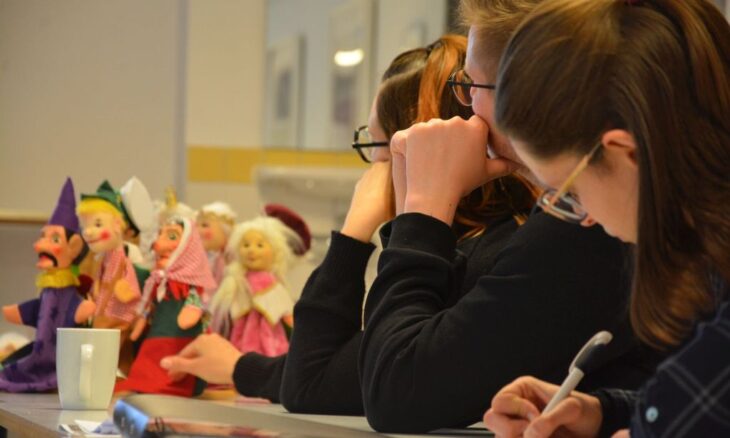 Heilpädagogische Spieltherapie steht für die angehenden Heilpädagogen auf dem Stundenplan. Sie lernen an der Schnittstelle zwischen Theorie und Praxis - jetzt auch verkürzt, in drei Jahren.