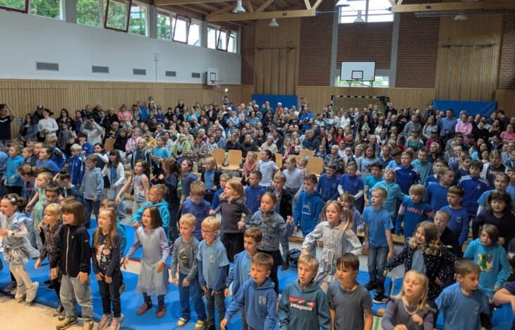 Die „Blaue Kulturnacht“, an der sich Schüler und Lehrkräfte ganz in Blau kleideten und die Grundschule Ottensoos blau geschmückt war, war der Höhepunkt der Projekttage.