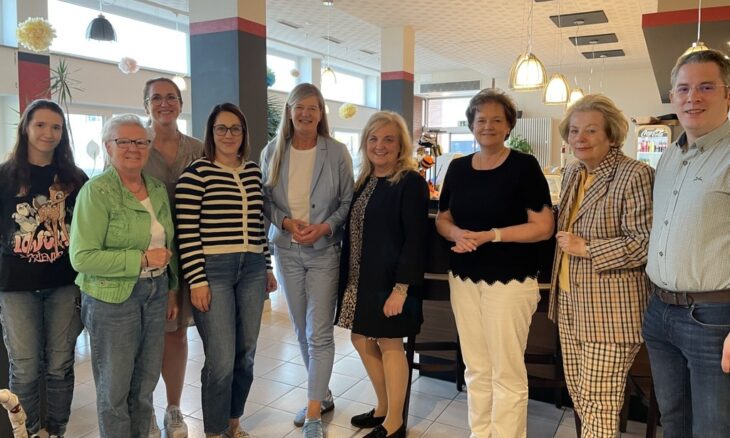 Nadine Hiemeyer (4.v.l.) begrüßte Apothekerin Margit Schlenk (5.v.l.), FU-Kreisvorsitzende Petra Lorenz (4.v.r.), Seniorenbeauftragte Monika Nette (3.v.r.) und CSU-Fraktionsvorsitzenden Thomas Ritter (1.v.r.).
