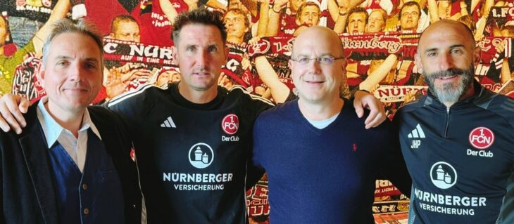 Austausch im Vorfeld des Clubspiels beim 1. FC Hersbruck (von links): Matthias Hunger, FCN-Cheftrainer Miroslav Klose, Martin Paul (Leiter Organisationsteam FC Hersbruck) und Javier Pinola (FCN-Co-Trainer).