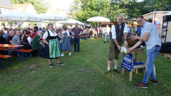 Bürgermeister Jens Fankhänel sticht das erste Fass Bier beim Sommerfest Neunkirchen 2024 an.