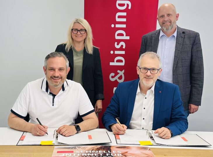Markus Gleißenberg (1. Bürgermeister Henfenfeld, vorne links) und Johannes Bisping (Geschäftsführer bisping & bisping, vorne rechts) mit Susi Bisping (Marktentwicklung bisping & bisping) und Matrin Dorn (Leitung Infrastruktur bisping & bisping) unterzeichneten den Vertrag zum Breitbandausbau in Henfenfeld.