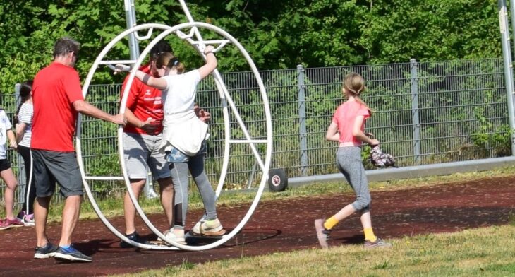 Beim Rhönrad dürfen die Teilnehmer rollen.