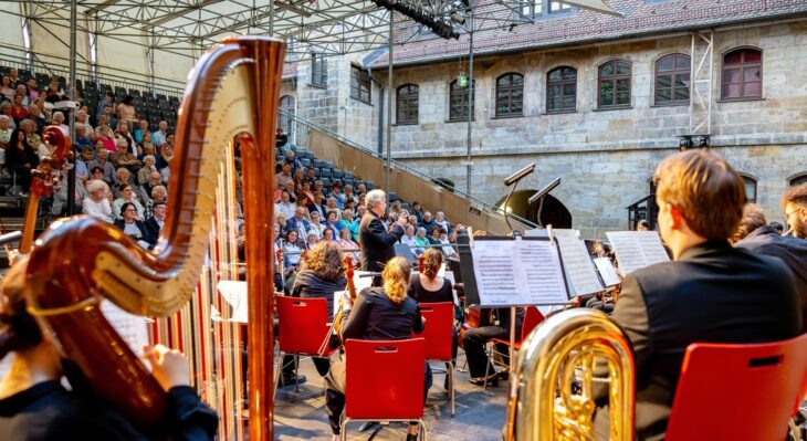 Das Sinfonieorchester der Hochschule Nürnberg spielte beim Eröffnungskonzert der Wallenstein-Festspiele im Hof des Wichernhauses.