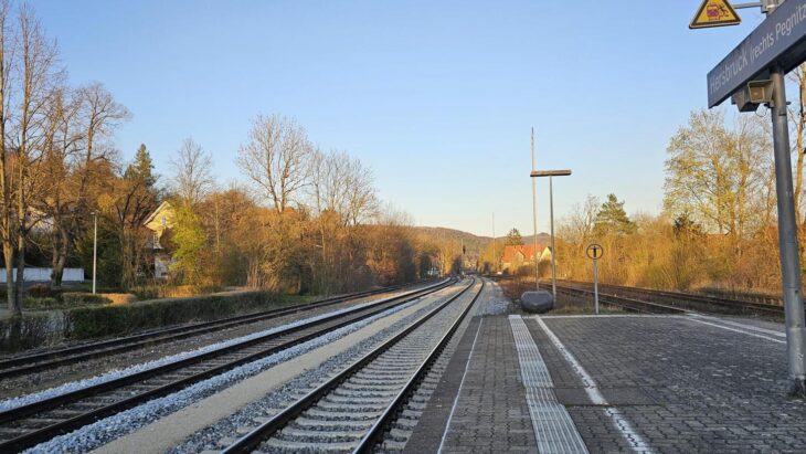 Zwischen 1. und 4. August 2025 müssen Pendler am Bahnhof in Hersbruck rechts der Pegnitz auf Busse umsteigen, wenn sie ins obere Pegnitztal wollen.