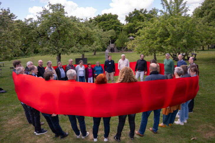 Das rote Band hält: die Mitglieder der Dekanatsausschüsse bei einer pädagogischen Einheit.