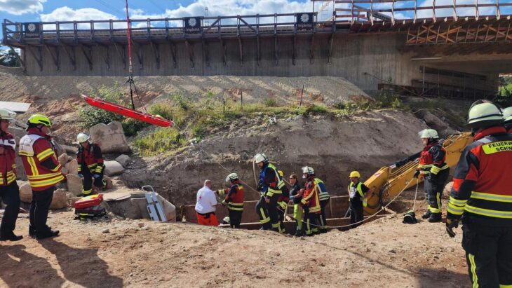 Die Feuerwehr Schwaig befreite den schwer verletzten Arbeiter aus der Baugrube am Autobahnkreuz Nürnberg.