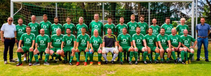 Gecoacht von Leinburgs Bürgermeister Thomas Kraußer (links) und Landrat Armin Kroder (rechts) ging die Mannschaft der politischen Allstars, bestehend aus Gemeinderäten aller Fraktionen und unterstützt von Fußballern der gemeindlichen Fußballvereine, in die Benefiz-Partie gegen das Team des FC Sternstunden.