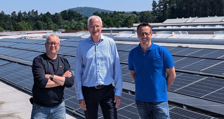 Weihten die PV-Anlage ein (von links): Getränke Ziegler-Geschäftsführer Klaus Endres, Jürgen Blechschmidt und Markus Koller von Energie Concept.
