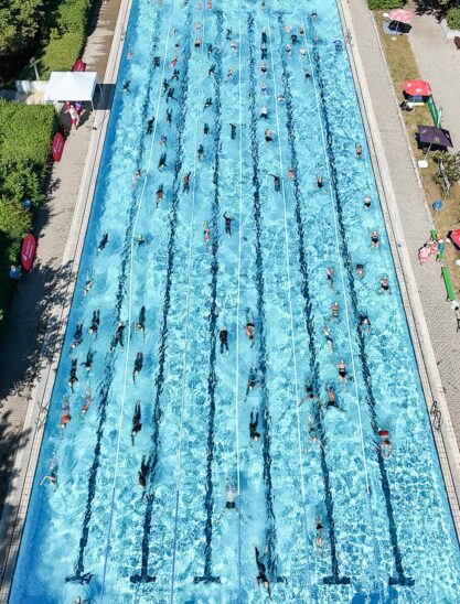 Viel los auf allen Bahnen: 179 Schwimmer sammelten im Hersbrucker Freibad mit ihrer Leistung Geld für einen guten Zweck.