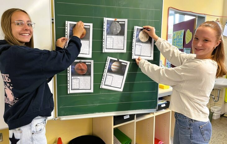 Ella Hopfer (links) und Lara Slama haben die Grundschule als Bufdis unterstützt. Nun sucht die Schule ihre Nachfolger.