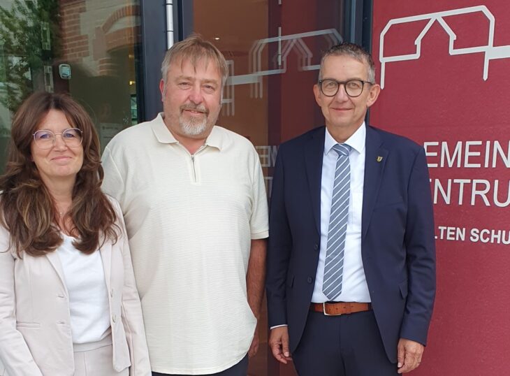 Marion Trisl führt nun die CSU-Fraktion, Horst Scharrer ist nachgerückt. Vereidigt wurde er von Bürgermeister Thomas Kraußer (von links).