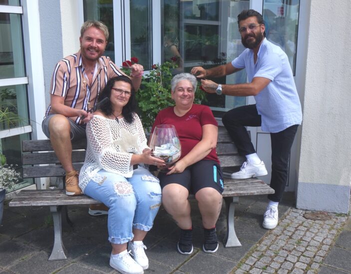 Freuen sich über den Erfolg der Aktion (von links): Marcel Schneider, Carmen Nottrott, Hannelore Karg-Vitzthum und Akin Akbas.
