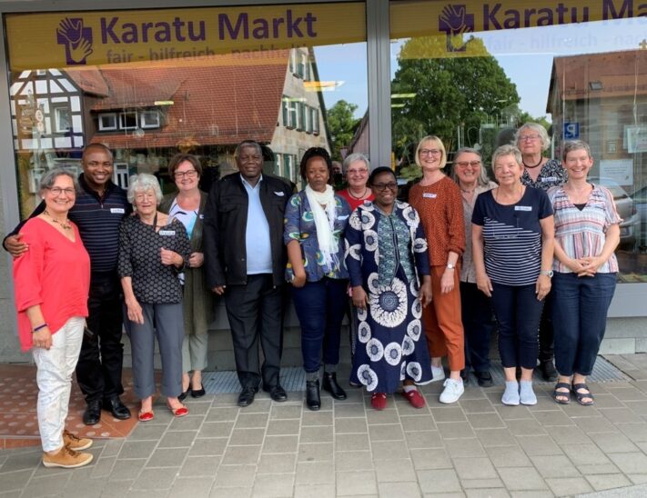 Glückliche Gesichter bei den ehrenamtlichen Mitarbeitern des Karatu Markts in Altdorf. Die Einnahmen aus den Verkäufen werden für einen guten Zweck genutzt.