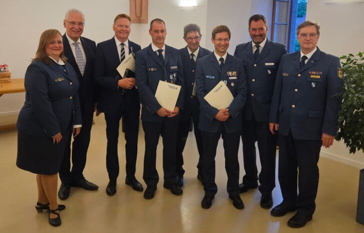 Ein Abend im Zeichen des Ehrenamts in Lauf (von links): Petra Gärtner, Innenminister Joachim Herrmann, Norbert Dünkel, Steven Escherich, Robert Zürl, Sebastian Gebhard, Marcus Sperber und Fritz-Helge Voß.