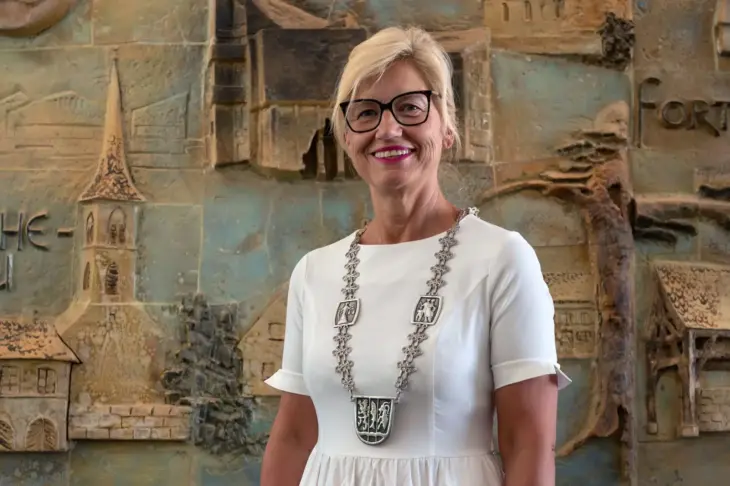 Ilse Dölle mit ihrer Amtskette. Sie wurde angepasst: Die Wappen in der Mitte wurden durch das Eckentaler Wappen ersetzt.