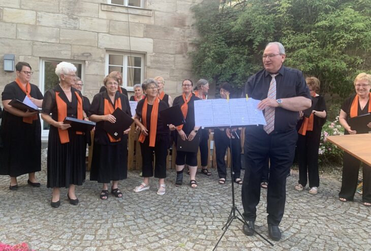 Das Sommerkonzert des Gesangvereins „Vorwärts“ fand im Kirchhof der St.-Leonhardskirche in Leinburg statt.