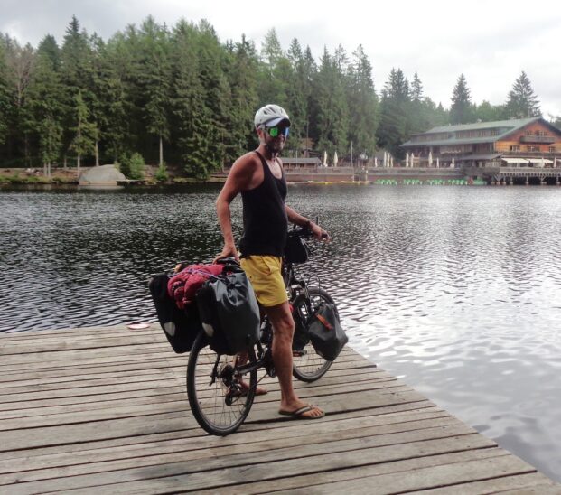 Am Anfang der Tour: Michael Lorenz aus Lauf macht mit seinem voll bepackten Rad Station am bekannten Fichtelsee.
