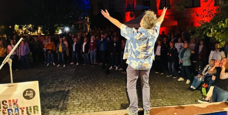 Alex Teubner dirigiert, das Publikum singt: „Hopp Sing“ schloss den Laufer Festivalsommer ab.
