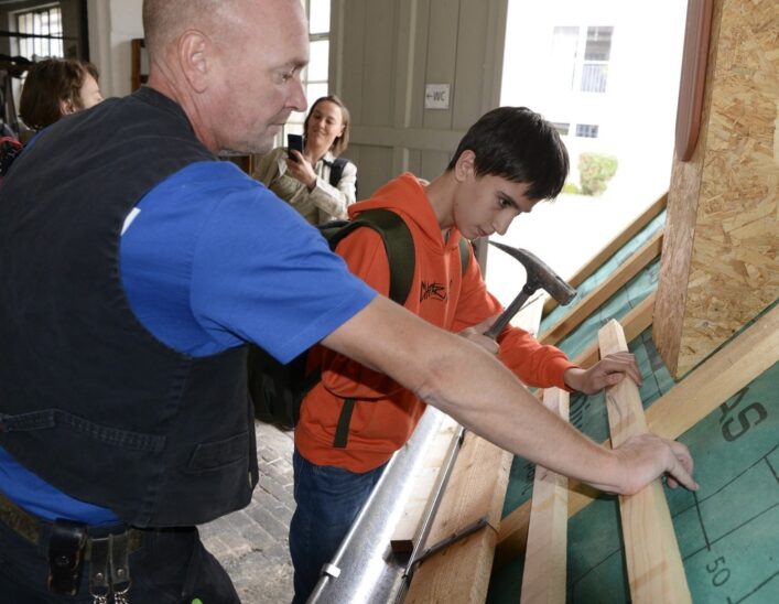 Das Dachdecker-Handwerk gehört zu den Branchen, in denen es an ausreichend Nachwuchskräften fehlt – Grund genug, beim „Tag des Handwerks“ um Azubis zu werben.