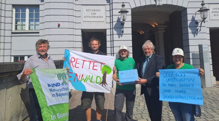 Protest gegen den Straßenausbau (von links): Herbert Barthel, Vorsitzender des Bundes Naturschutz (BN) im Nürnberger Land, BN-Regionalreferent Jonas Kaufmann, Hans-Dieter Pletz von der Altdorfer Ortsgruppe des BN, Regierungsvertreter Christian Gorlo und Miranda Bellchambers, ebenfalls aus Altdorf.
