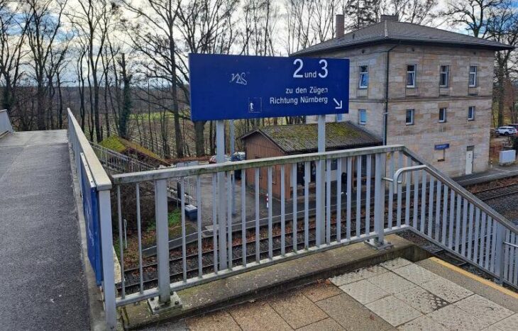 Der Rückersdorfer Bahnhof soll – zumindest zum großen Teil – barrierefrei umgebaut werden. Doch die Pläne lassen die vorgesehene Elektrifizierung außer Acht, kritisieren die Verantwortlichen.