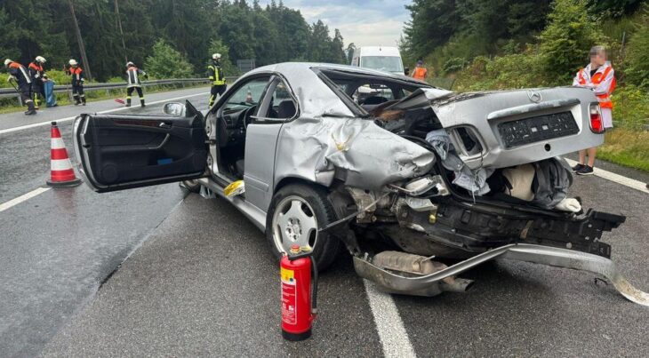 Komplett demoliert wurde das Heck des Mercedes. Die Fahrerin wurde leicht verletzt.