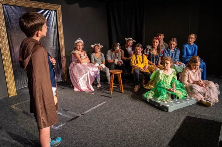 Die jungen Schauspielerinnen und Schauspieler der Sandhasn (Felix Prochatschek, Paula Rink, Melina Faulhaber, Veit Liebscher, Vivien Steiger, Kacper Cedro, Emma Liebscher, Pauline Schneider, Nele Prochatschek, Emma Großberger, Tori Oberst und Lilly Großberger) begeisterten das Publikum in der Waldschänke.