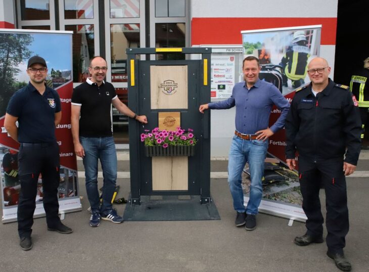 Der Landkreis hat der Feuerwehr eine neue Übungstür spendiert. Die erste Öffnung übernahmen Landrat Armin Kroder (2. von rechts) und Kreisbrandrat Holger Herrmann (rechts).